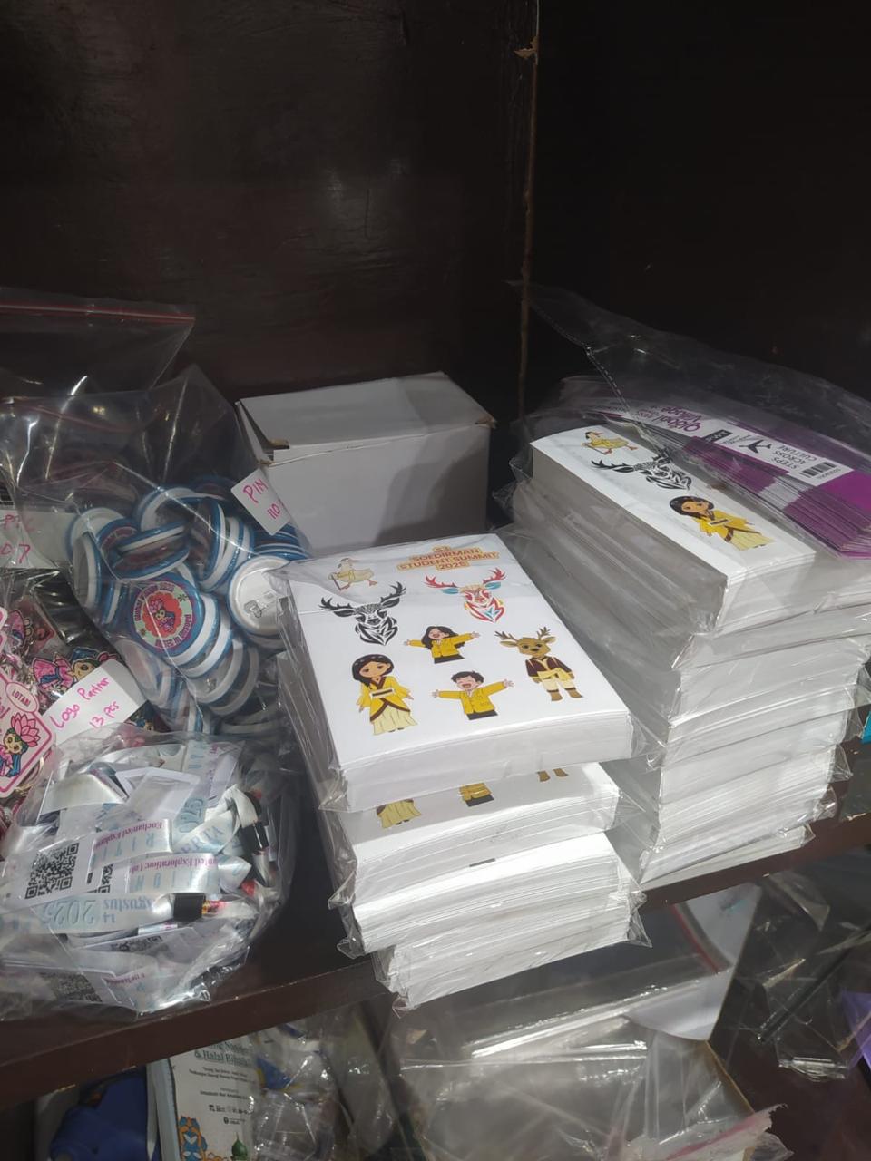 Cetak stiker die-cut dan kiss-cut