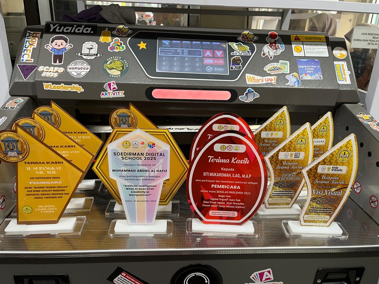 Aneka plakat akrilik custom shape