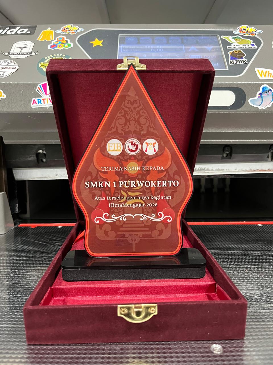 Plakat vandel akrilik dengan box bludru